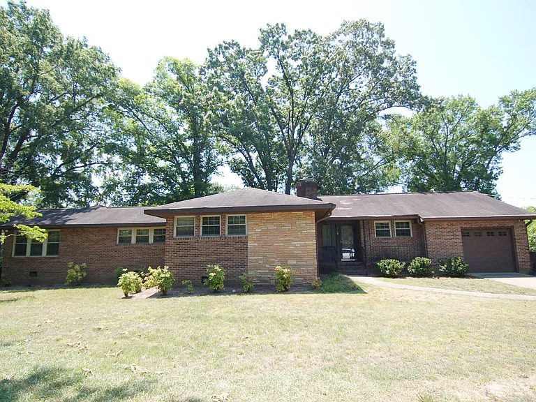 706 Smedes Pl — Photo 1