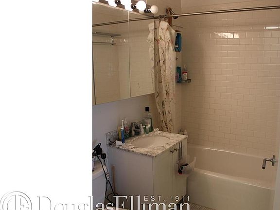 3rd image of 505 W 37th St APT 32C