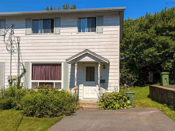 19 Brompton Rd, Dartmouth, NS B2W 4M5