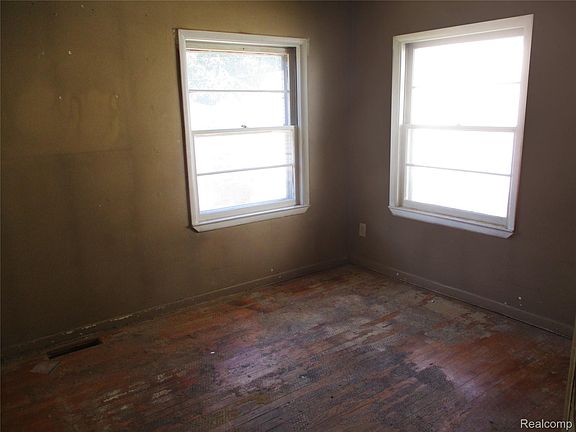 5th image of 22434 Madison St