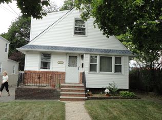 1061 Lakeville Rd, New Hyde Park, NY 11040