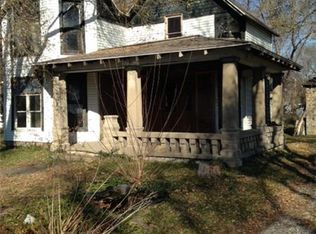 222 E Locust St, Sumner, IL 62466