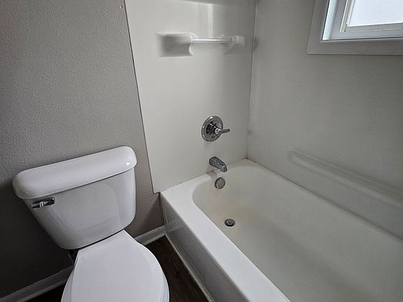 5th image of 2125 Indianola Ave APT B1