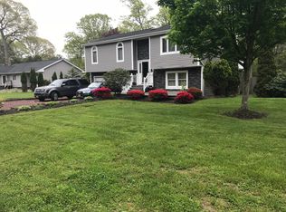 4 Northfield Rd, Coram, NY 11727