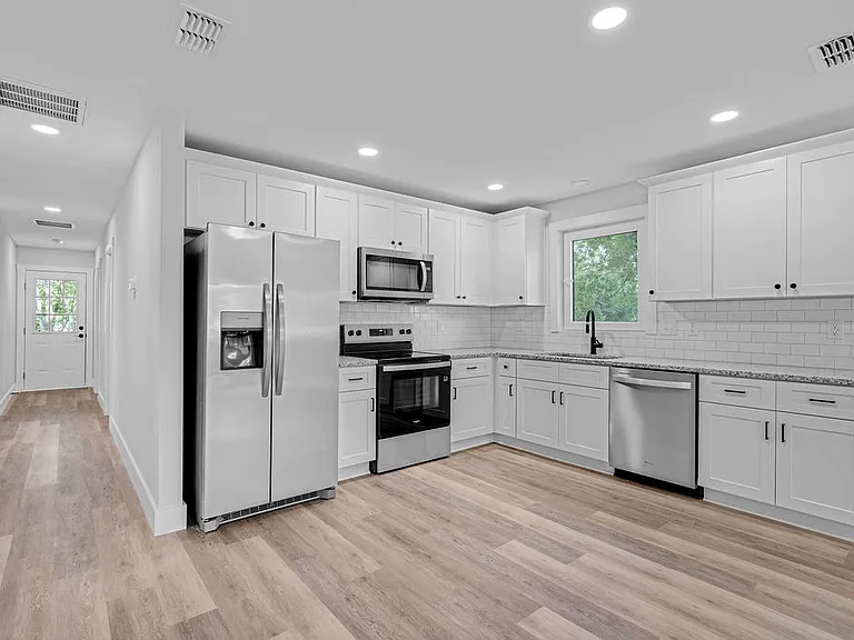 402 Roberts Aly — Photo 5