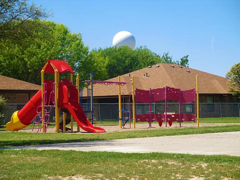 Lakeshore Village — Photo 7