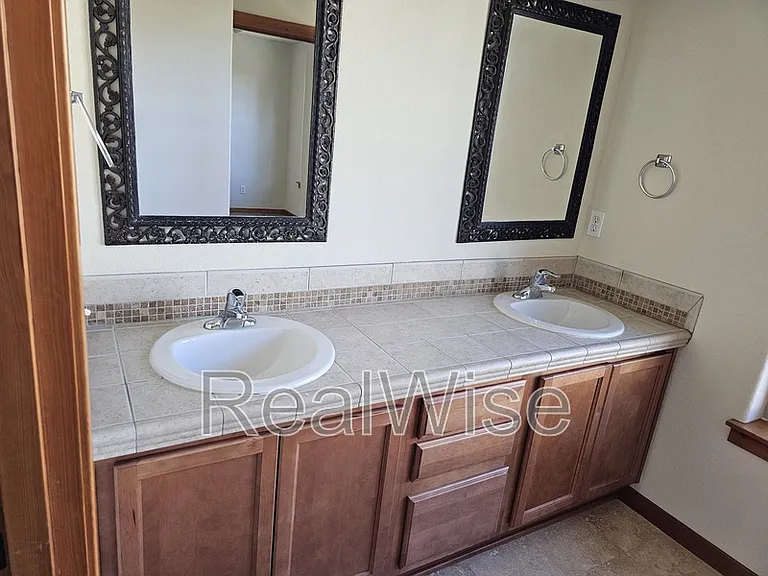 511 NE 84th Cir — Photo 11