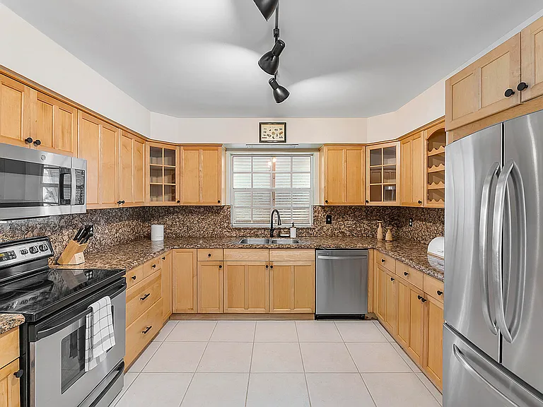 700 NE 26th Ave — Photo 22
