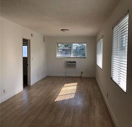 3rd image of 825 NE 6th St APT 7