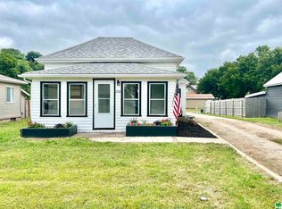 208 12th St, Vermillion, SD 57069