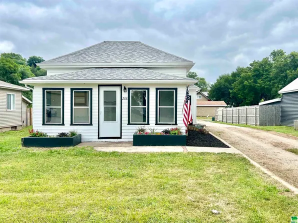 208 12th St, Vermillion, SD 57069