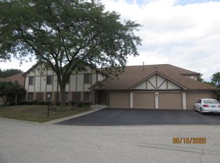 932 Surrey Dr APT 1B, Schaumburg, IL 60193