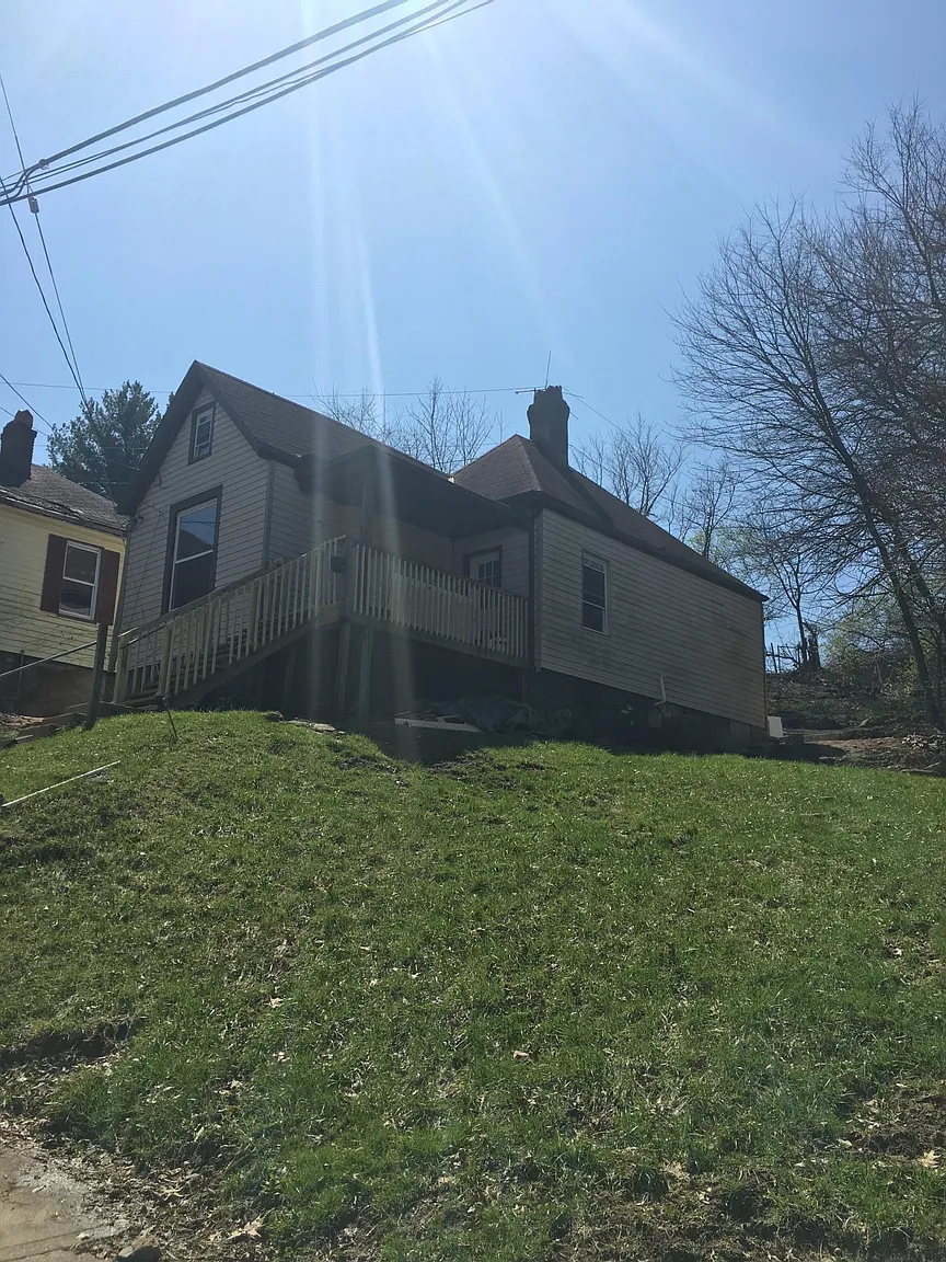 1028 Ervin Ter photo 1