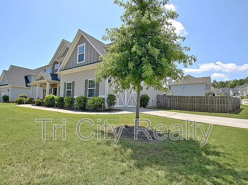 5 bed, 3.0 bath, 3151 sqft, $2,900 — Photo 3