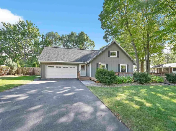 867 Brookfield Ln, Neenah, WI 54956