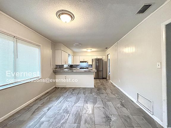 3rd image of 1131 N Magnolia Cir