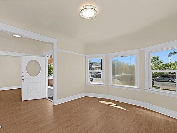 4th image of 655 E 50th St
