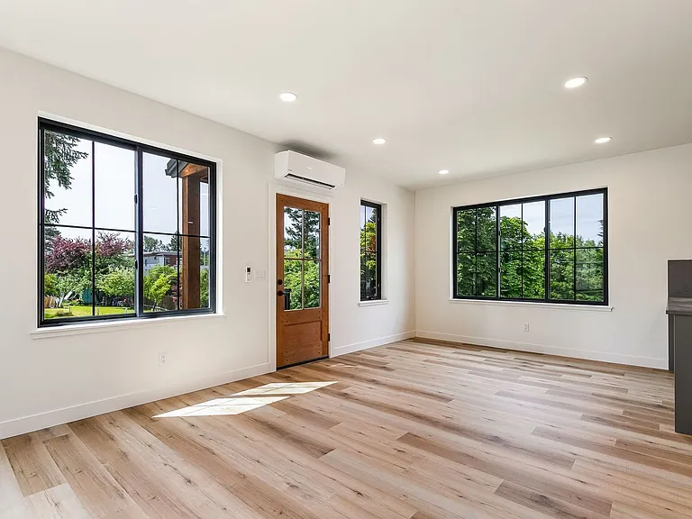 1615 Larrabee Ave — Photo 1