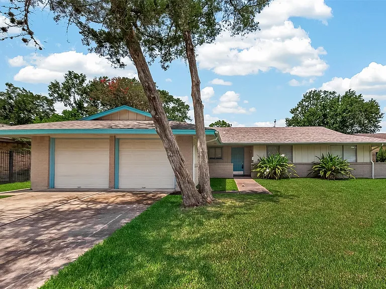 1715 Ramada Dr — Photo 1