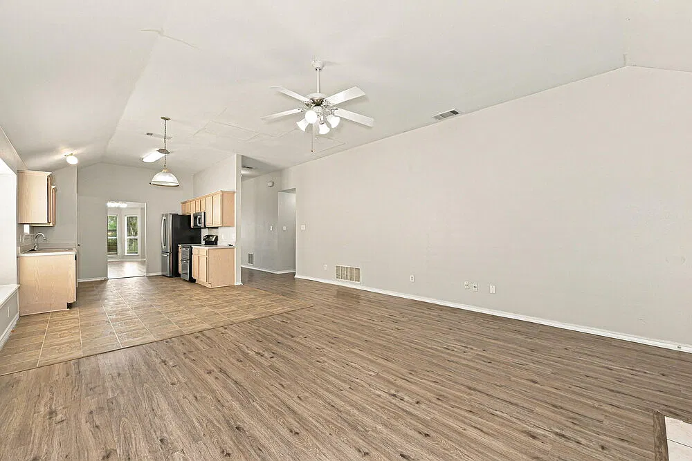 3 bed, 2.0 bath, 1956 sqft, $1,990 — Photo 3