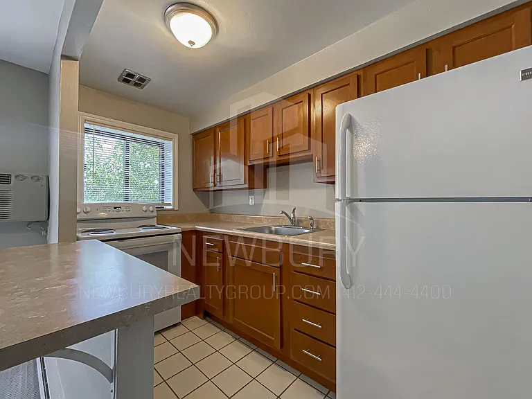 Poplar Apartments — Photo 8