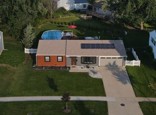 421 N Braintree Dr, Schaumburg, IL 60194