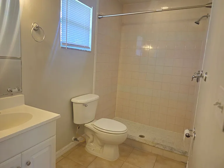 530 NE 24th Ave — Photo 11