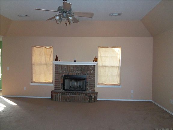 3rd image of 13858 S Oak St