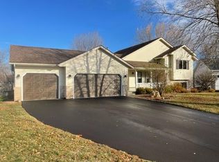 613 McFaddens Trl, Eagan, MN 55123