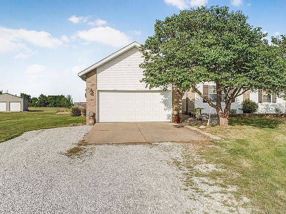 3rd image of 301 Oak Grove Ln
