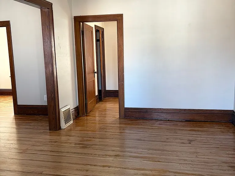 918 S 1st Ave — Photo 4