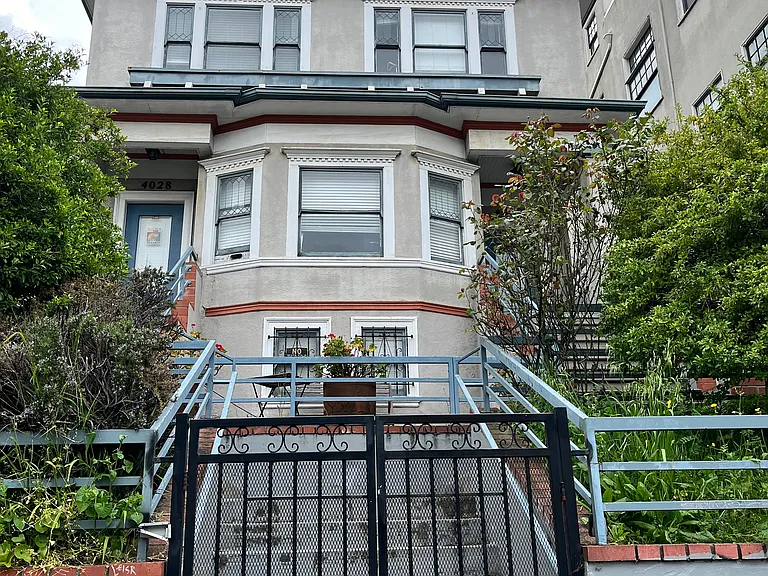 4022 Broadway — Photo 1