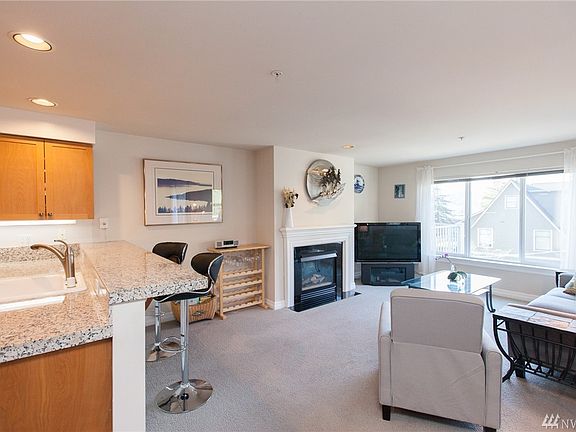 2nd image of 1906 Franklin Pl E APT 203