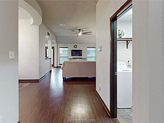 3rd image of 210 Boulder Dr