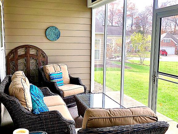 Screened back porch w/fan