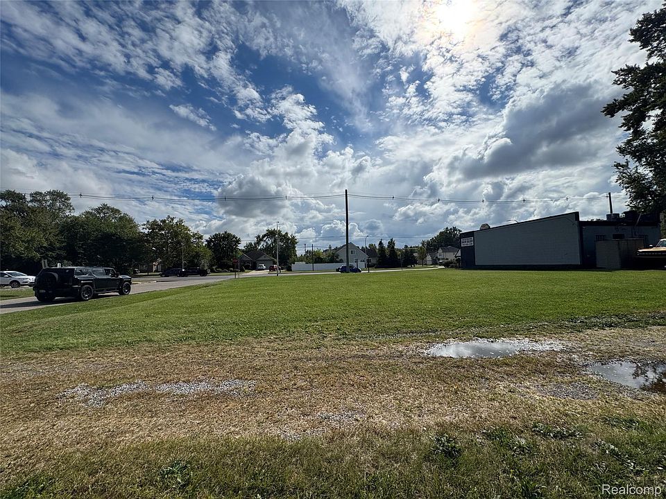 2nd image of 27510 Five Mile Rd