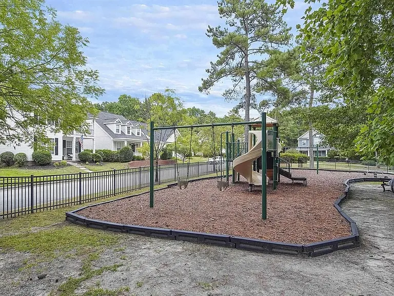 517 Logan Rd — Photo 9