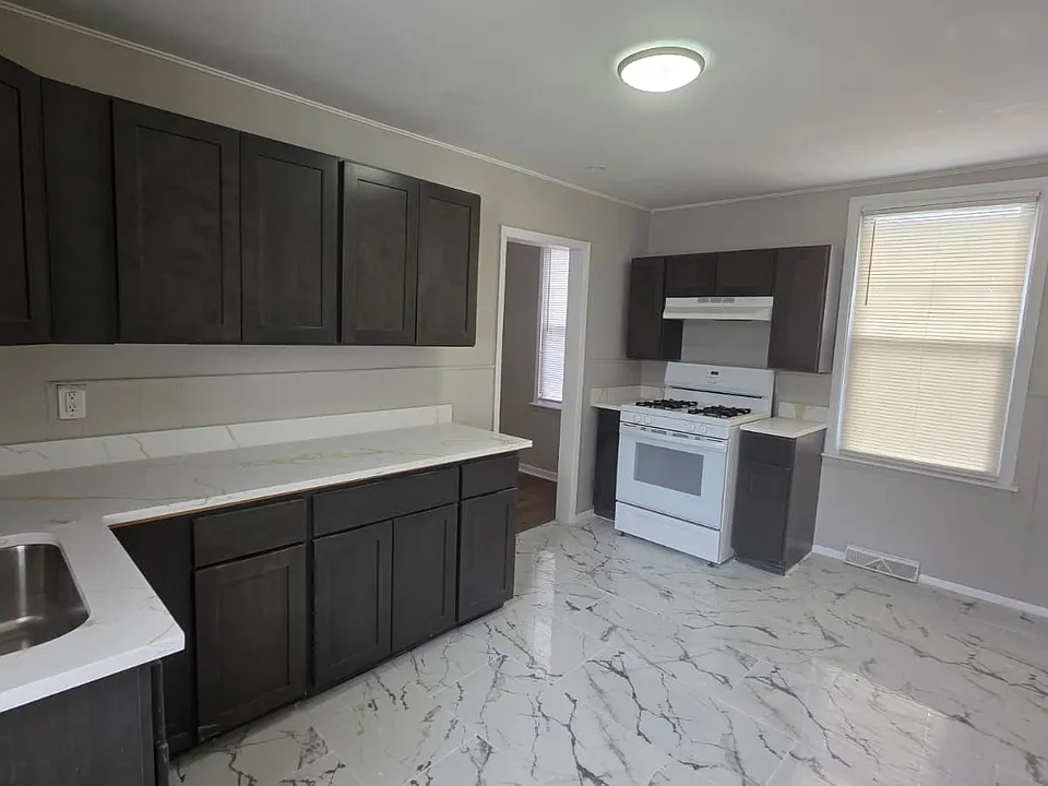 387 Blatchley Ave #1