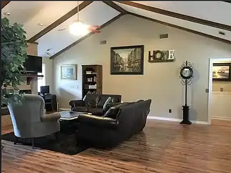 67 Carolina Dr — Photo 2