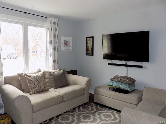 3rd image of 584 Woodward Ave