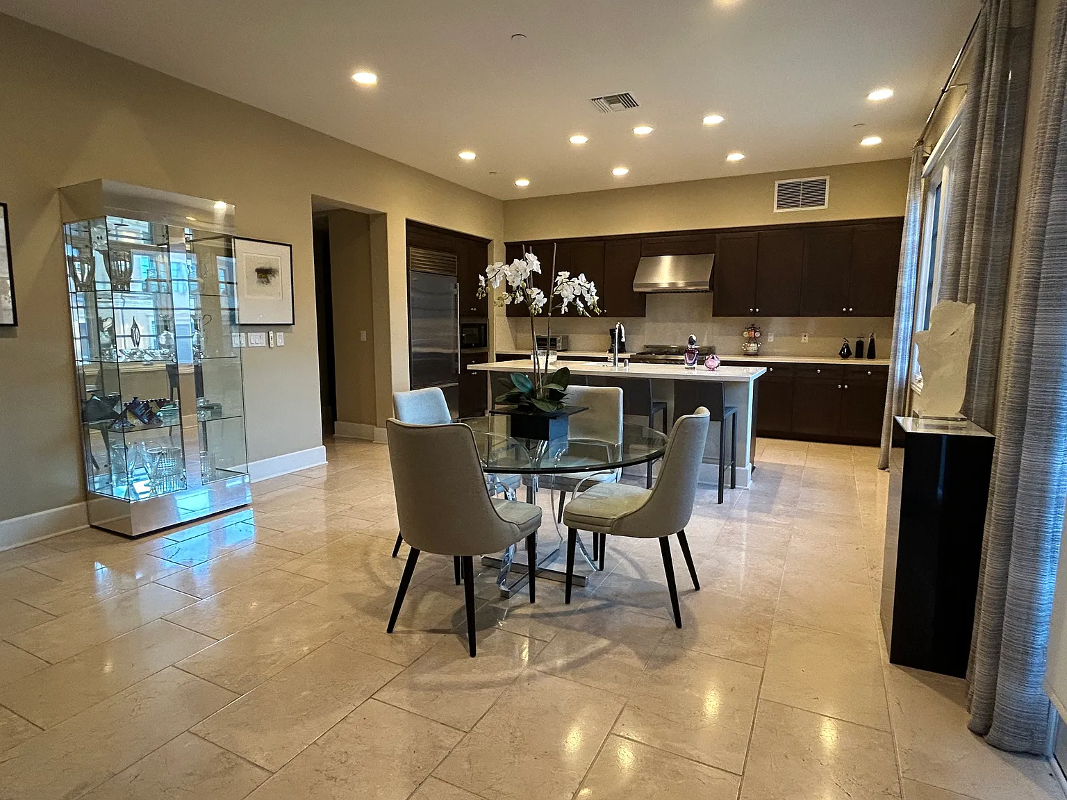 3 bed, 3.5 bath, 2370 sqft, $9,450 — Photo 2