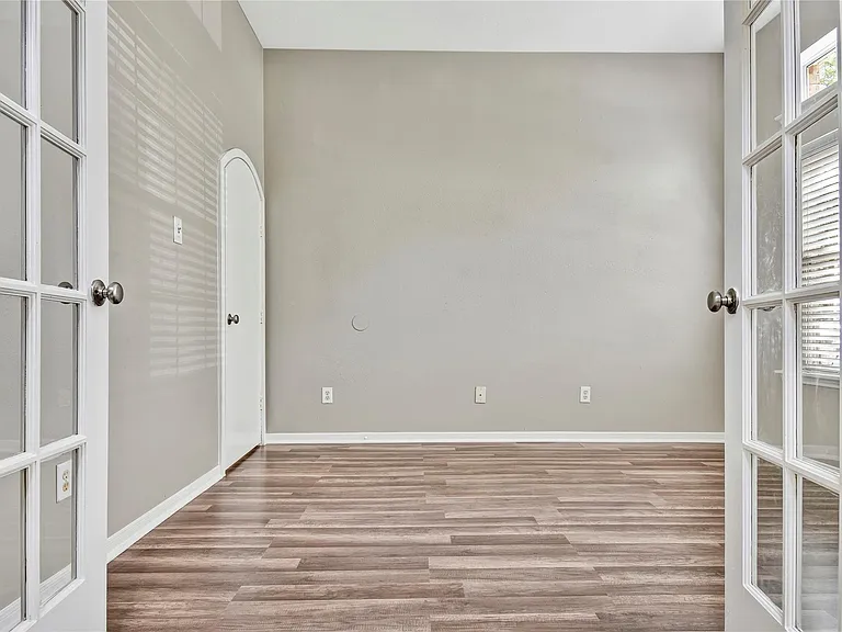 5601 Savannah Woods Ln — Photo 3