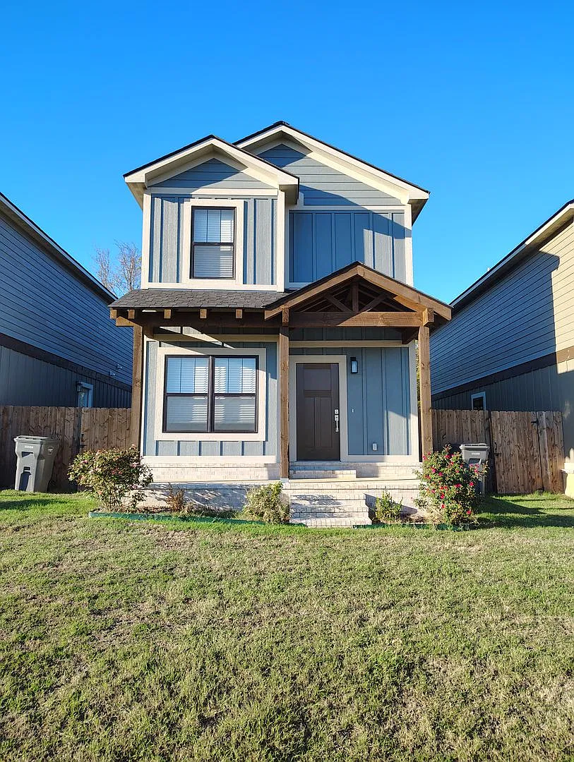 3 Bedroom/2 Bathroom Townhouse Southside — Photo 1