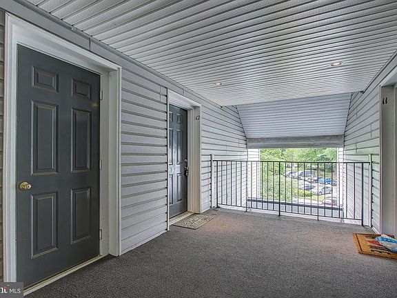 4th image of 10001 Vanderbilt Cir #122