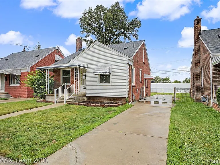 1670 Riverbank St — Photo 2