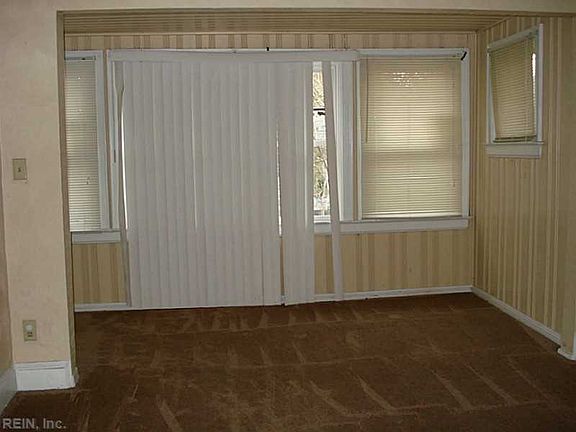 3rd image of 933 Oaklawn Ave #B