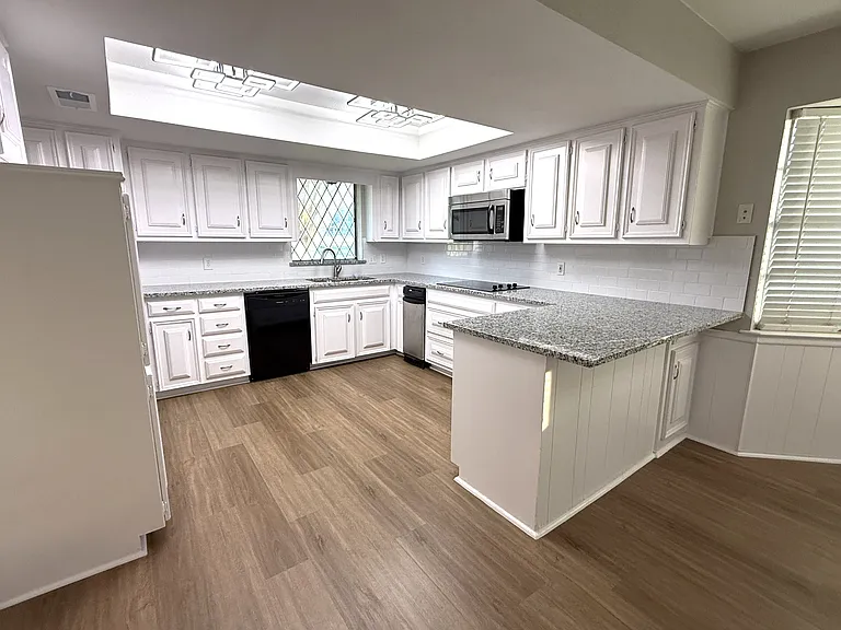 1543 Chisolm Trl — Photo 6