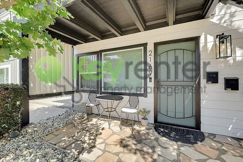 3 bed, 1.0 bath, 900 sqft, $2,500 — Photo 1