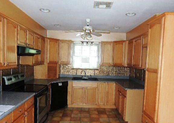 2nd image of 10 Donna Ln