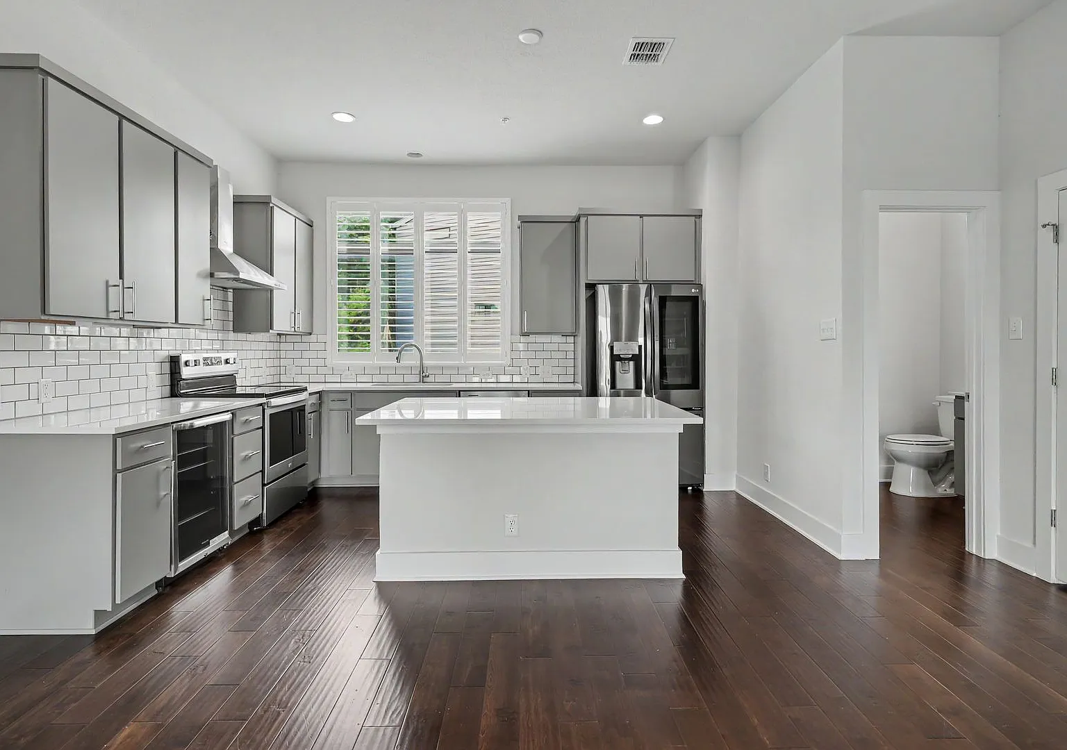 4 Week Free Move-In Incentive! Modern Downtown SA Townhome | Rooftop Balcony, Private Garage & Al... — Photo 2